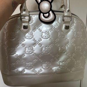 Hello kitty hand bag vintage . Off white more of a pearl color .(champagne)